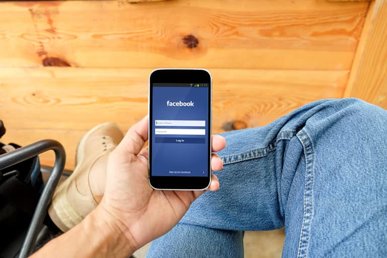 man playing smart mobile phones with leg jeans PZ4EFHF 4 Facebook กับตลาดผู้ใช้ในเเถบภูมิภาคเอเชีย