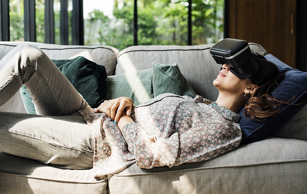 people enjoying virtual reality goggles PGZ56FK 4 สรุปประเด็นจากงาน Creative Talk 2018 : เปิดมุมมองการตลาดออนไลน์