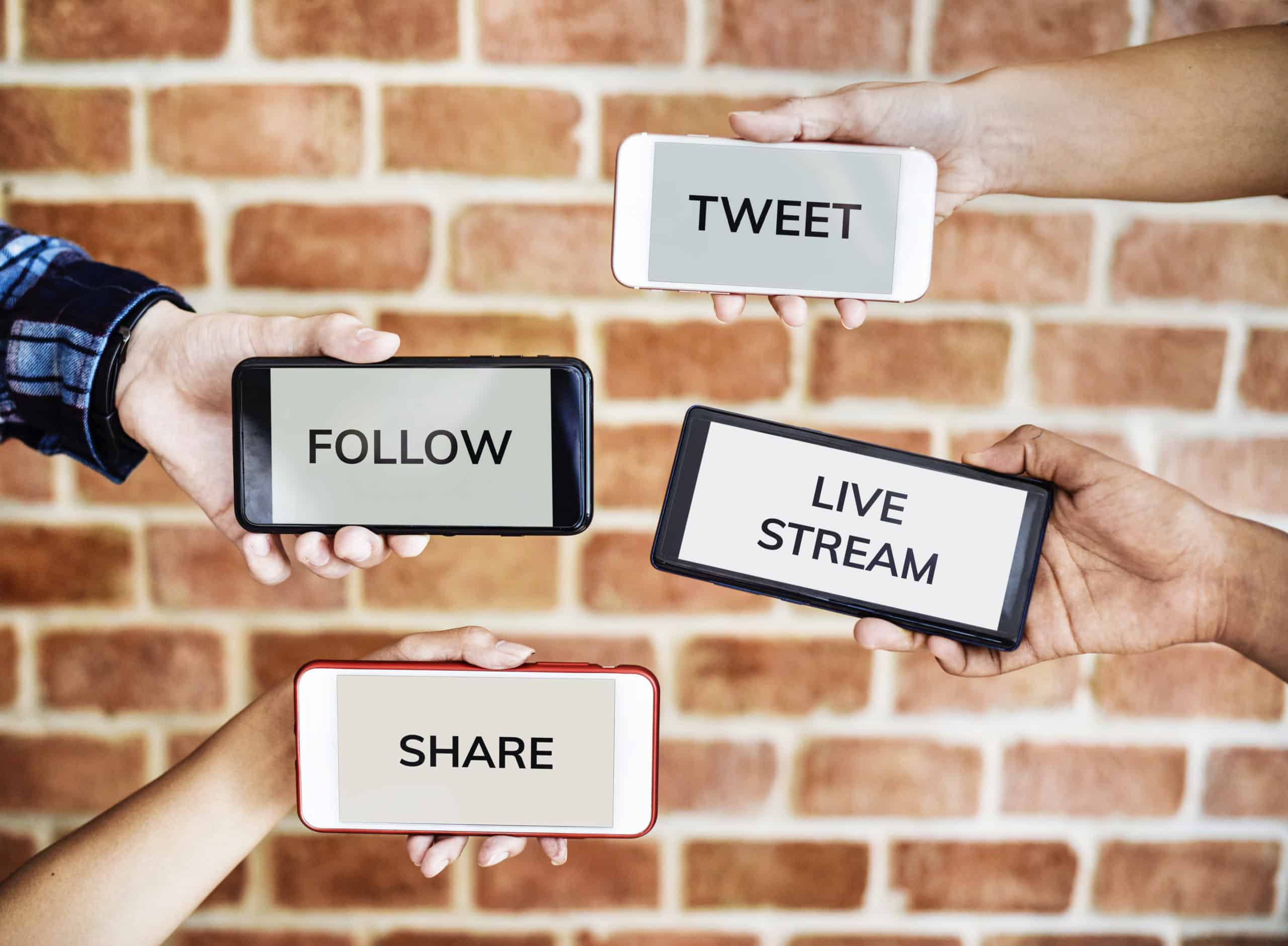 smartphone and social media concept P7ZWB5X 4 scaled พบ 5 วิธีสร้างแรงบันดาลใจในการครีเอท Content เพราะความคิดสร้างสรรค์ไม่เคยยากอย่างที่คิด!