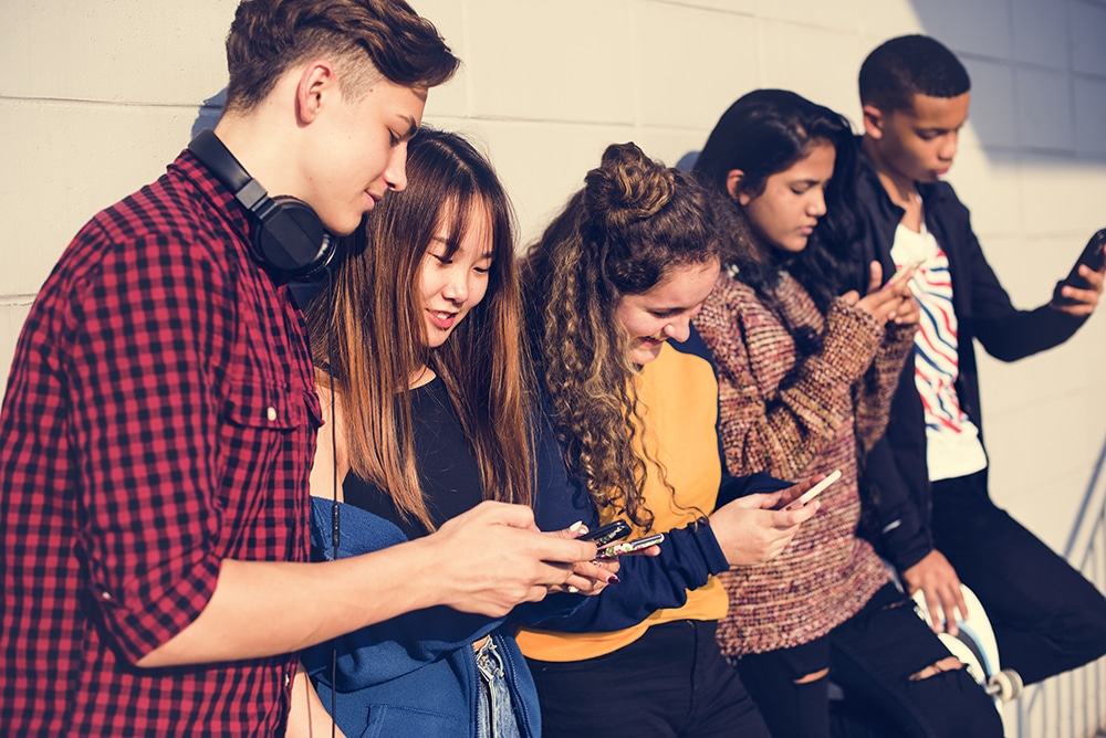 group of teenage friends outdoors lifestyle and CZMS7FW 4 จำแนกกลุ่มตามโซเชียลมีเดีย คอนเทนต์แบบไหนตรงใจคนใช้อะไร?