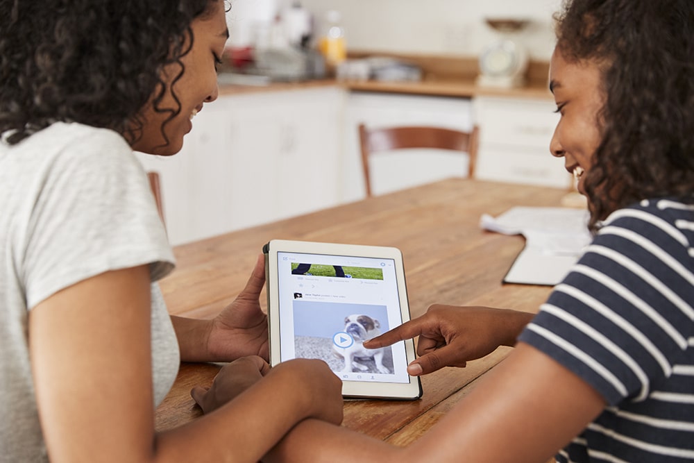 two teenage girls using social media on digital PZRN9Y2 4 จำแนกกลุ่มตามโซเชียลมีเดีย คอนเทนต์แบบไหนตรงใจคนใช้อะไร?